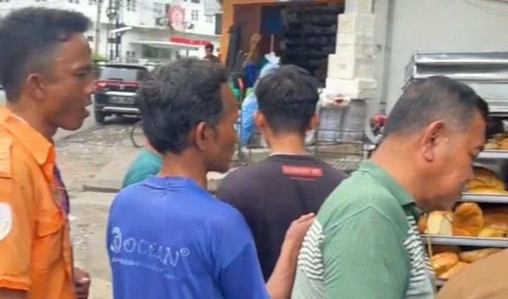 Bagi-Bagi Roti Gratis