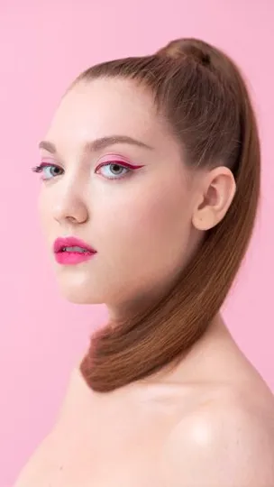 Teknik ini melibatkan penggunaan dua atau lebih warna lipstik yang berbeda untuk menciptakan efek gradasi atau peralihan warna yang menakjubkan di bibir.