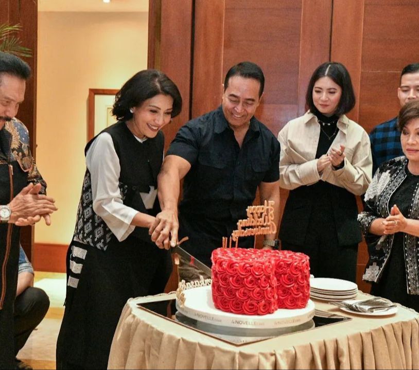 Peringatan wedding anniversary keduanya pun dirayakan bersama dengan keluarga dan orang-orang terdekat. <br>