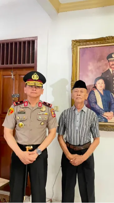 Sambil Meneteskan Air Mata, Orangtua Brigjen Pol Deni Dharmapala Mendoakan Sang Anak 'Insyaallah Bintang 2 Amin'