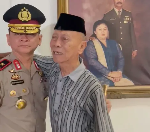 Sambil Meneteskan Air Mata, Orangtua Brigjen Pol Deni Dharmapala Mendoakan Sang Anak 'Insyaallah Bintang 2 Amin'