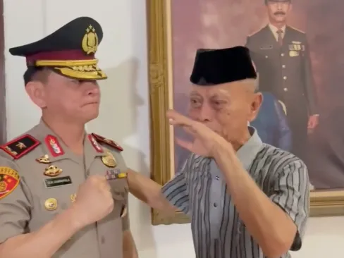 Sambil Meneteskan Air Mata, Orangtua Brigjen Pol Deni Dharmapala Mendoakan Sang Anak 'Insyaallah Bintang 2 Amin'