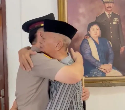 Sambil Meneteskan Air Mata, Orangtua Brigjen Pol Deni Dharmapala Mendoakan Sang Anak 'Insyaallah Bintang 2 Amin'