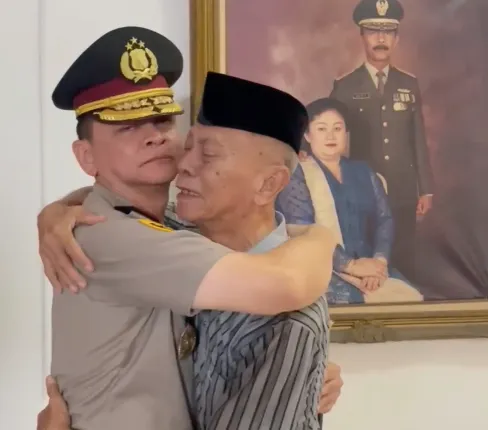 Sambil Meneteskan Air Mata, Orangtua Brigjen Pol Deni Dharmapala Mendoakan Sang Anak 'Insyaallah Bintang 2 Amin'