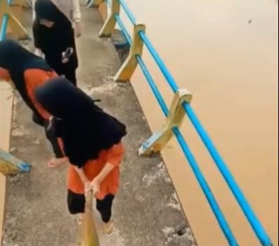 Viral Video Remaja Kehilangan Kunci Motor saat Bikin Konten di Jembatan, Begini Endingnya