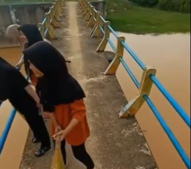 Viral Video Remaja Kehilangan Kunci Motor saat Bikin Konten di Jembatan, Begini Endingnya