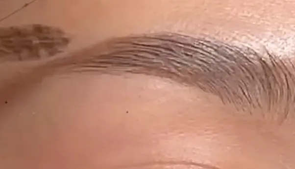 5. Pakai Brow Mascara Sesuai Warna Rambut