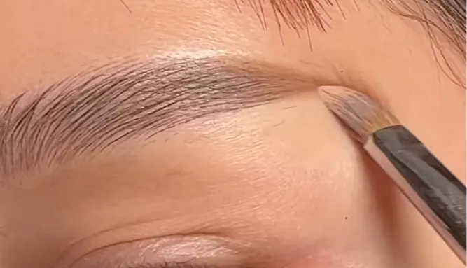 6. Pakai Concealer