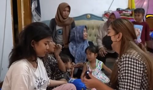 Dalam video, Pratiwi pun terlihat berusaha melakukan pendekatan terlebih dahulu dengan Yola sebelum membawanya berobat.