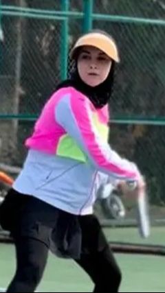 Irish Bella menikmati bermain tenis