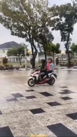 Viral Ruas Jalan di Kota Medan Dipasangi Keramik, Bikin Belasan Pengendara Motor Berjatuhan<br>