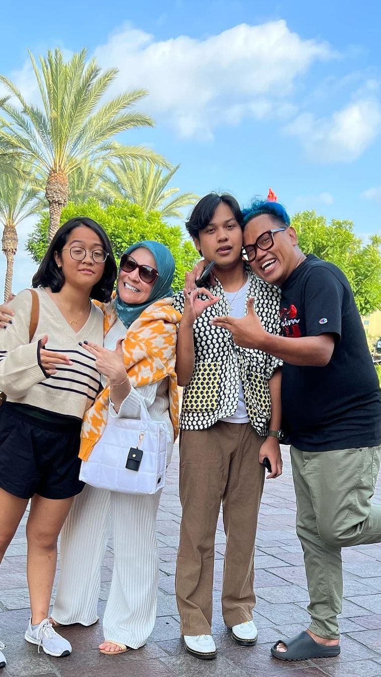 Nino Kuya Tinggal di California<br>