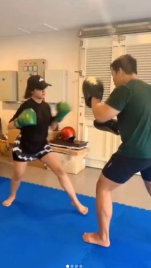 Akun gosip @lambe_danu mengunggah video saat Fuji dan Aaliyah tengah latihan tinju di tempat yang berbeda.