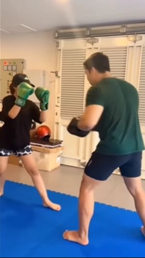 Dalam video, Fuji nampak memakai kaos hitam dengan celana pendek sedang berlatih tinju.