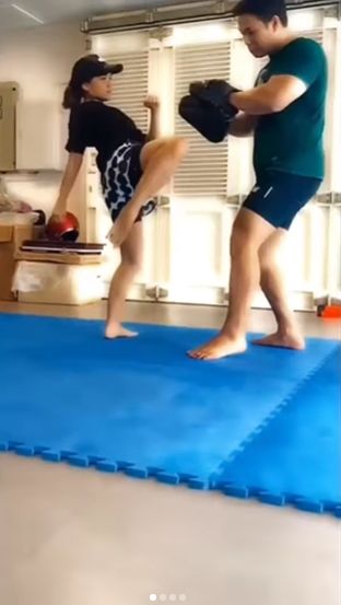 Dengan gaya tomboynya, Fuji terlihat sangat serius saat latihan tinju.