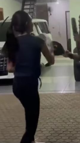 Aaliyah massaid juga terlihat sedang tinju di depan garasi mobil mewah.
