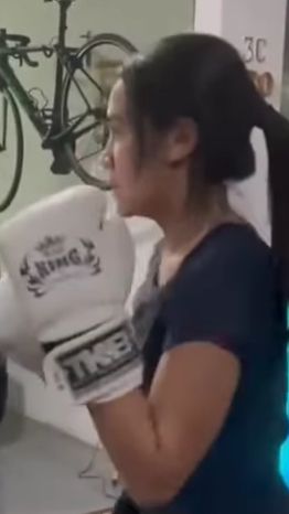 Ia tampak bersungguh-sungguhan latihan dengan kaos dan rambut dikuncir.