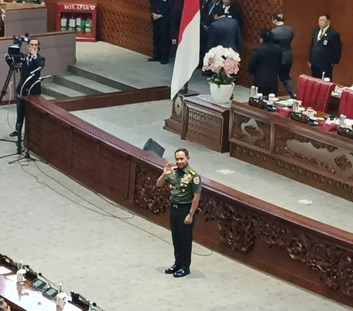 Kemudian dijawab secara serentak oleh anggota DPR yang hadir dalam rapat paripurna. 