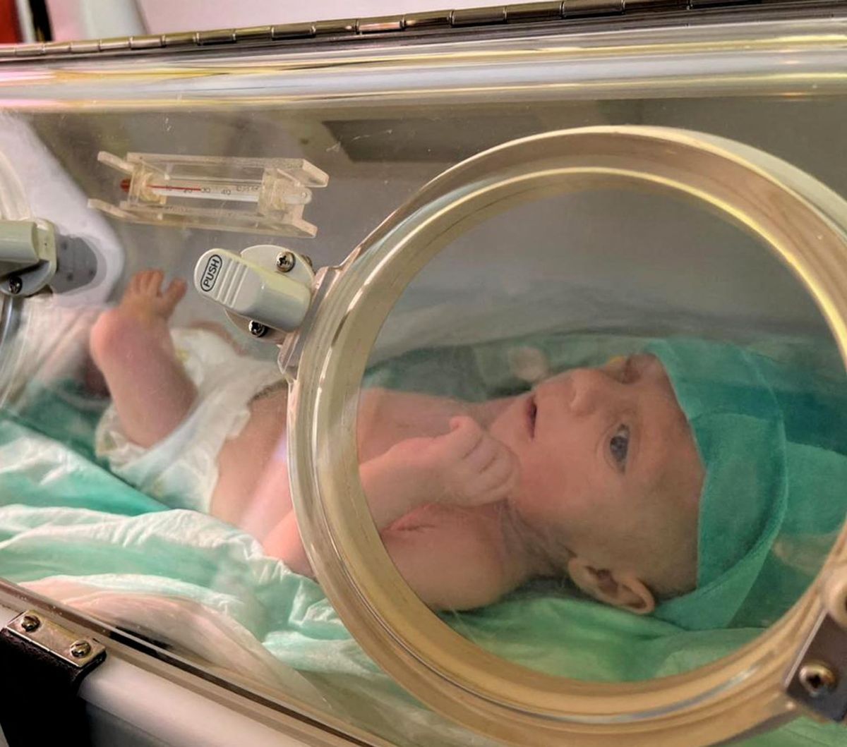 FOTO: Potret Puluhan Bayi Prematur Tanpa Orang Tua Dievakuasi dari RS Al-Shifa Gaza ke Mesir