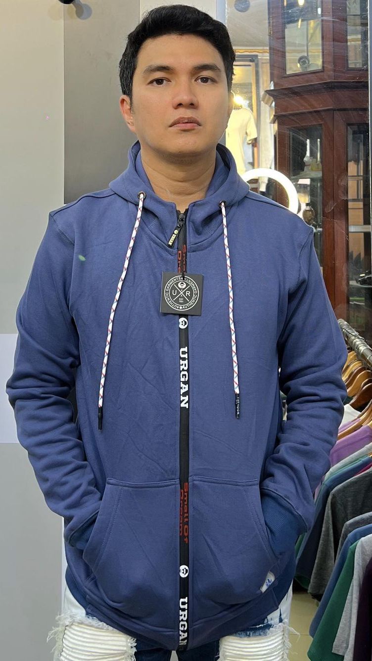 9 Kontroversi Aldi Taher, Terbaru Ikutan Gaya Chris Marten Jalan Nyeker di Trotoar
