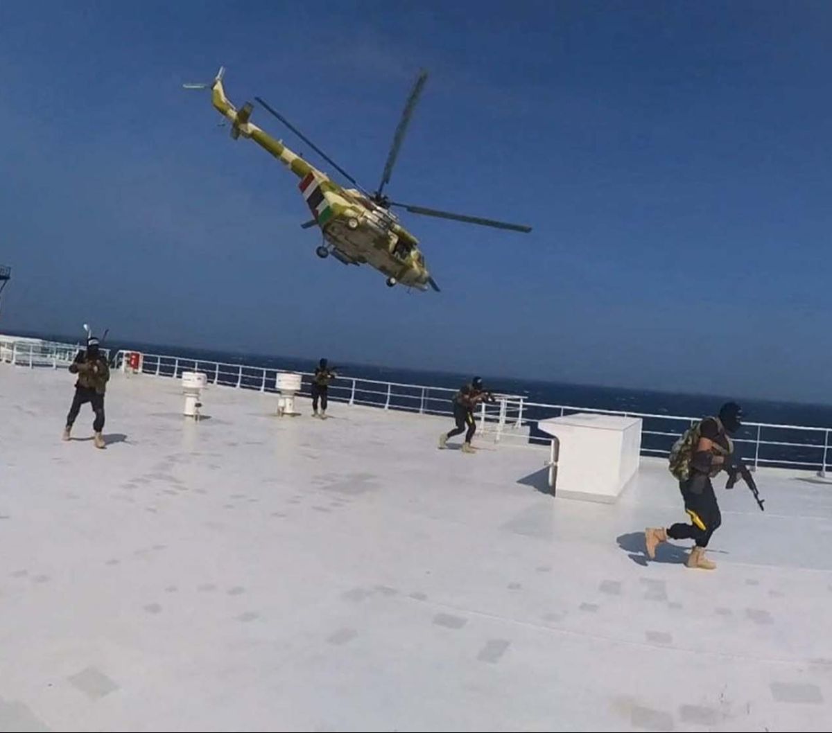 FOTO: Momen Menegangkan Houthi Bajak Kapal Israel di Laut Merah: Pasukan Bersenjata Turun dari Helikopter