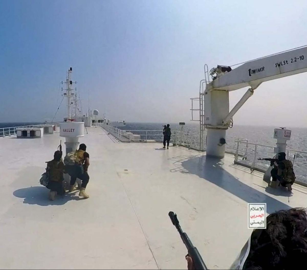 FOTO: Momen Menegangkan Houthi Bajak Kapal Israel di Laut Merah: Pasukan Bersenjata Turun dari Helikopter