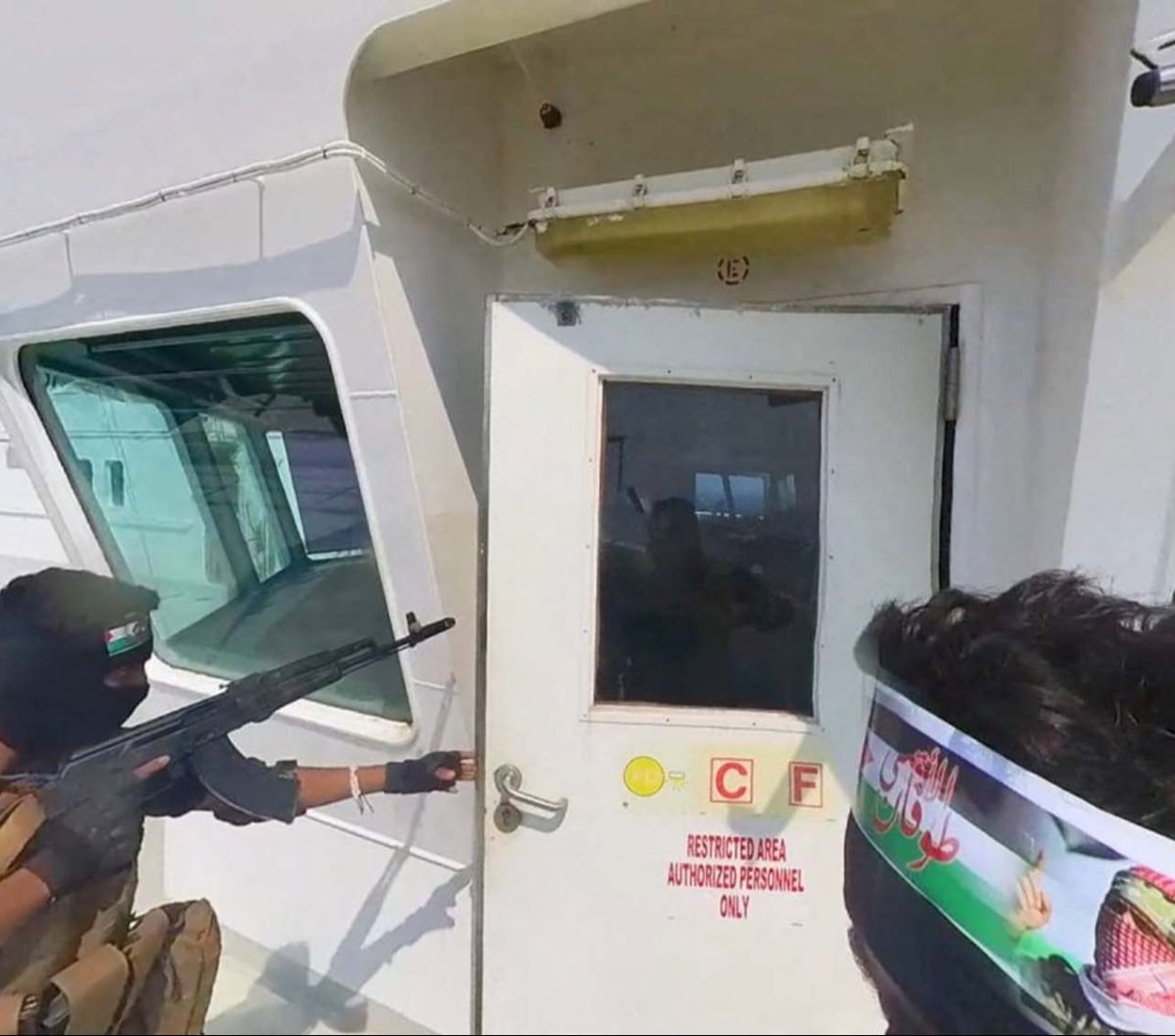 FOTO: Momen Menegangkan Houthi Bajak Kapal Israel di Laut Merah: Pasukan Bersenjata Turun dari Helikopter