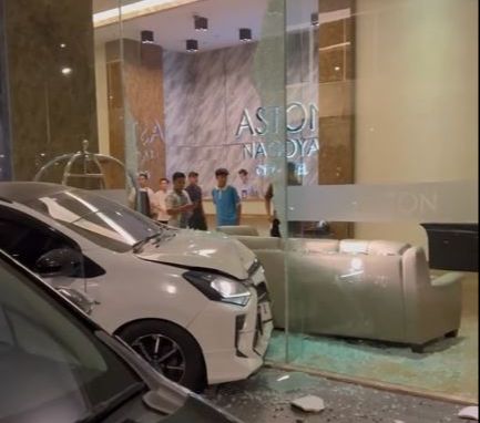 Mobil Matik Tabrak Lobi Hotel di Batam Ini Viral, Pengendara Diduga Salah Injak Pedal