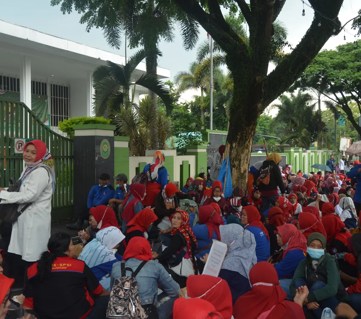 Unsur Serikat Pekerja (buruh), lanjut dia, menolak PP 51 tahun 2023 sebagai acuan penetapan UMP, dan mengusulkan penggunaan 64 Komponen Hidup Layak (KHL) sehingga mengajukan nilai UMP sebesar Rp4.149.296.<br><br>