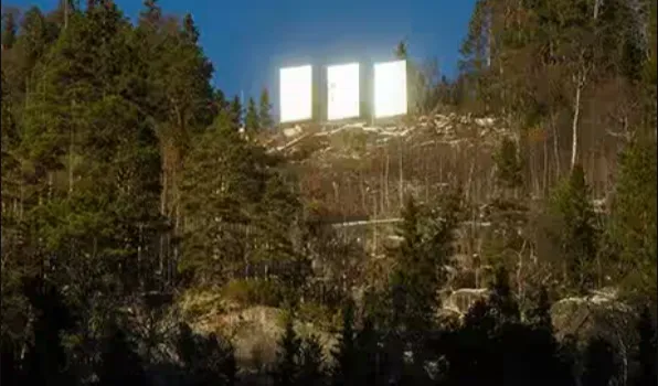 Namun, kini tiga cermin besar bertenaga surya dipasang di ketinggian 450 meter di atas kota, menciptakan solusi canggih yang mengarahkan sinar matahari ke alun-alun Rjukan, memberikan kecerahan yang cukup.
