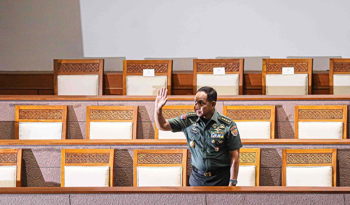 FOTO: Ekspresi Jenderal Agus Subiyanto Usai Disahkan DPR Jadi Panglima TNI