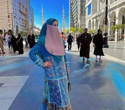 Intip Potret Venna Melinda Umrah bareng Anaknya, Anggun Kenakan Busana Syar'i