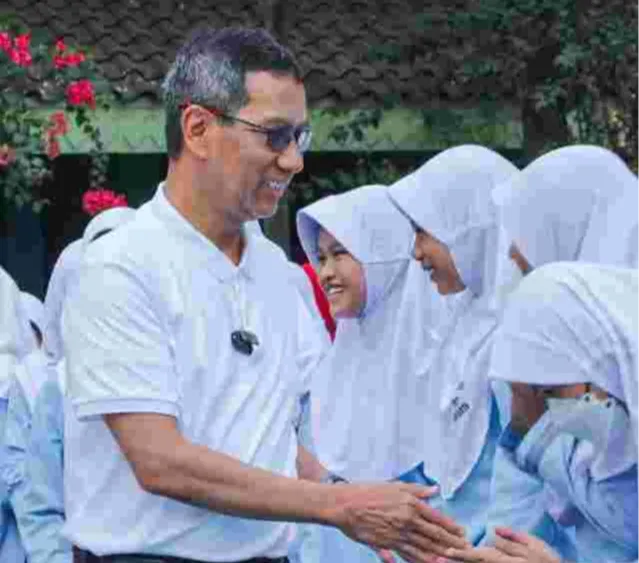 Perjuangkan UMP Jakarta 2024 Rp5,6 Juta, Buruh Rusak Pagar Balai Kota DKI