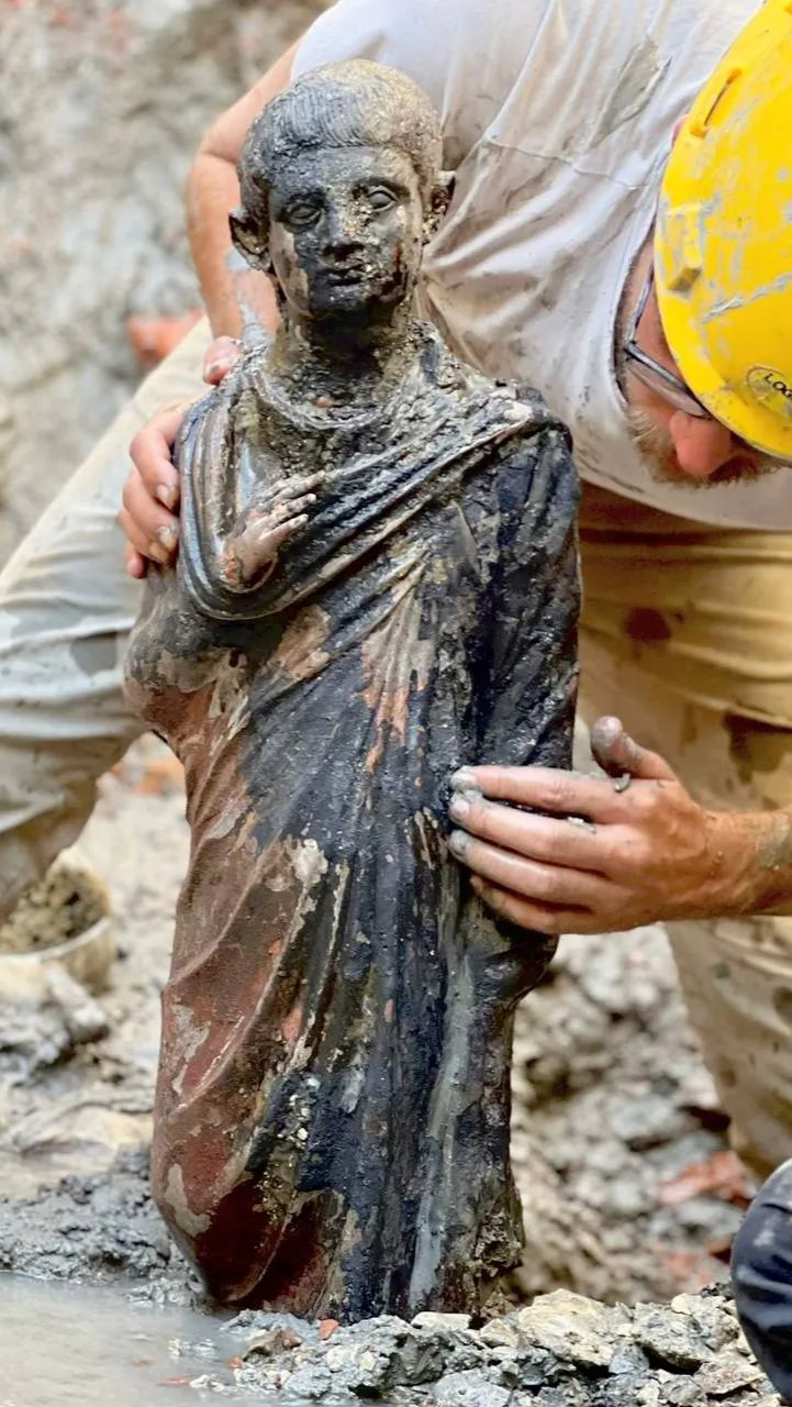 Terkubur dalam Kolam Air Panas Selama 2.300 Tahun, 24 Patung Perunggu Ditemukan Masih Utuh