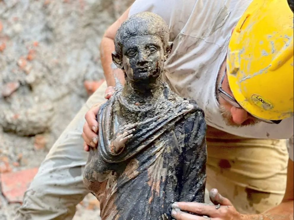 Terkubur dalam Kolam Air Panas Selama 2.300 Tahun, 24 Patung Perunggu Ditemukan Masih Utuh