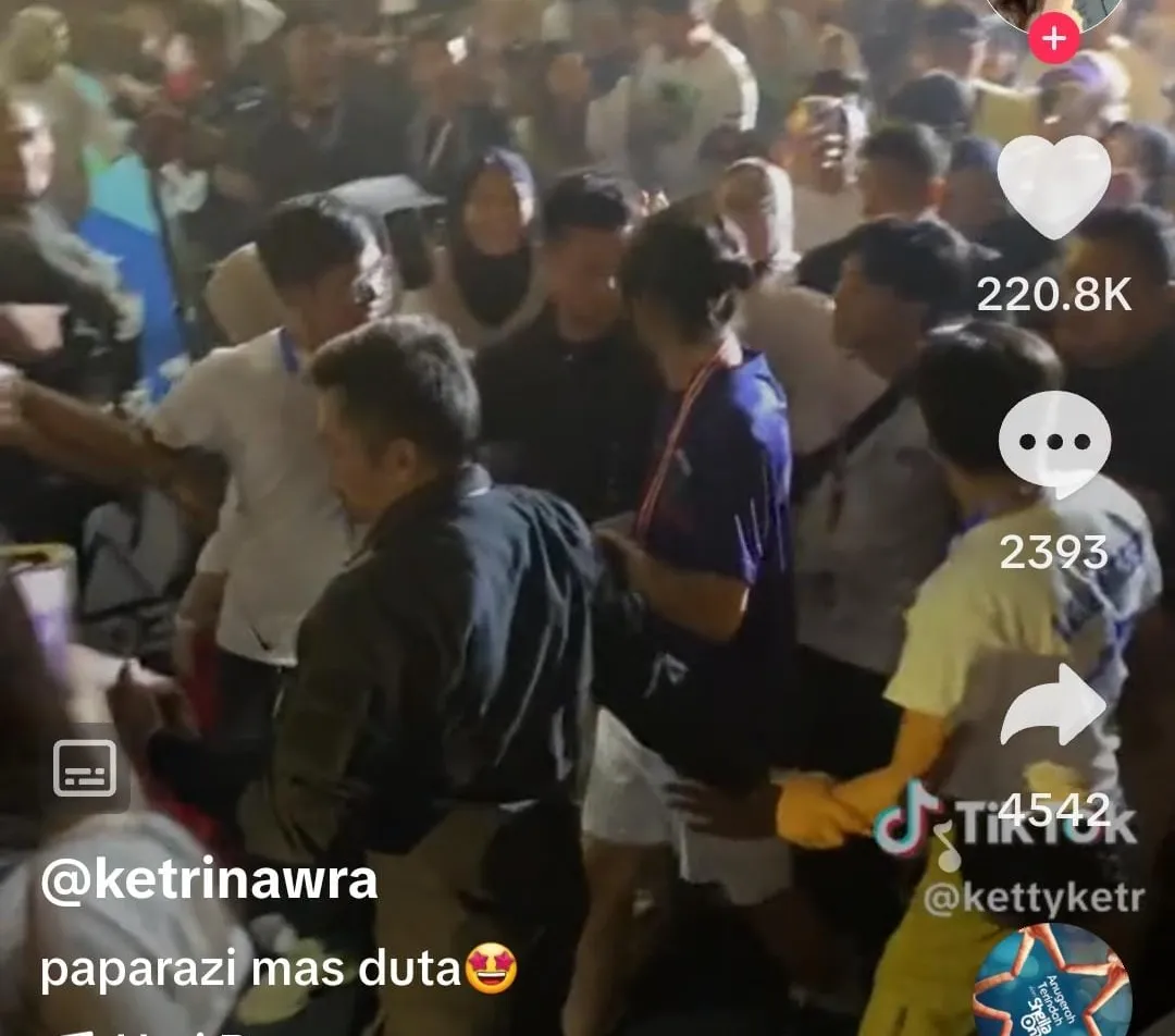 Bikin Baper dan Heboh, Momen Duta Sheila On 7 Cium Istrinya di Depan Banyak Orang