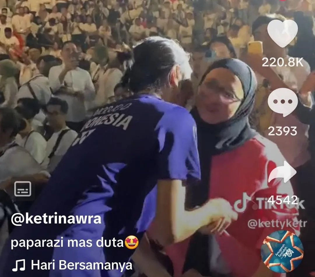 Bikin Baper dan Heboh, Momen Duta Sheila On 7 Cium Istrinya di Depan Banyak Orang