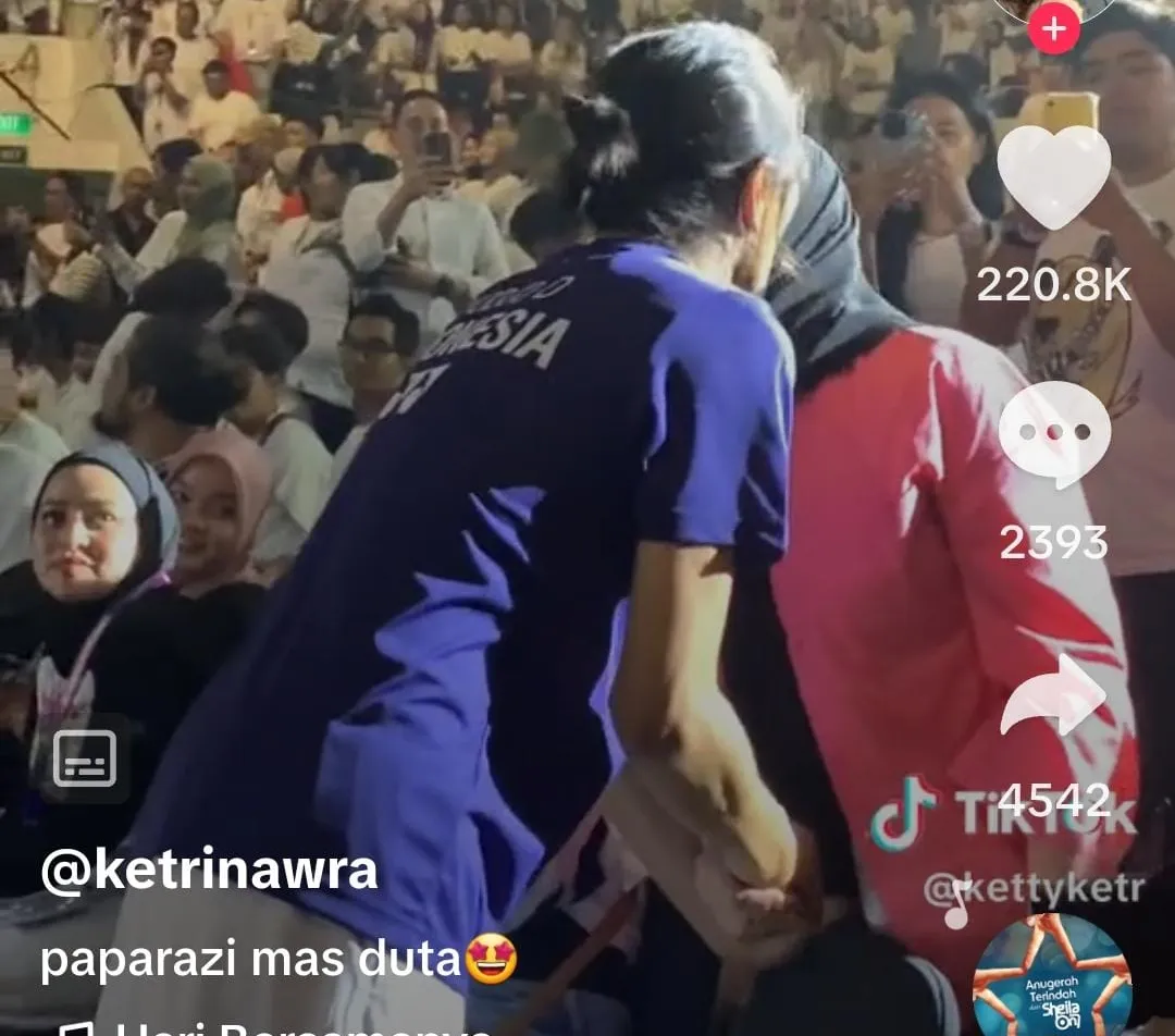 Bikin Baper dan Heboh, Momen Duta Sheila On 7 Cium Istrinya di Depan Banyak Orang
