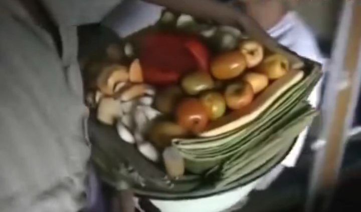 Potret pedagang buah keliling di kereta