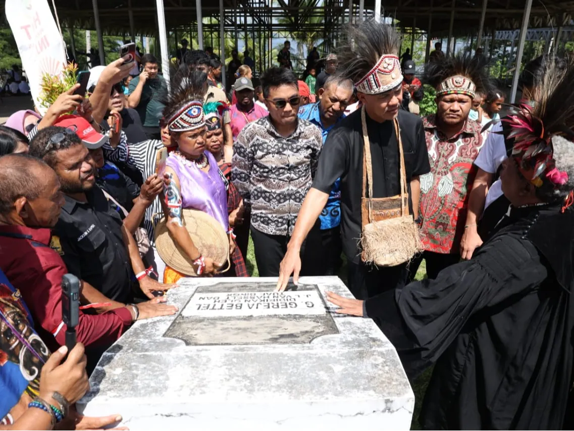 Momen Ganjar Blusukan ke Tempat Bersejarah di Pulau Mansinam Papua, Sempat Minum Air dari Sumur Tua
