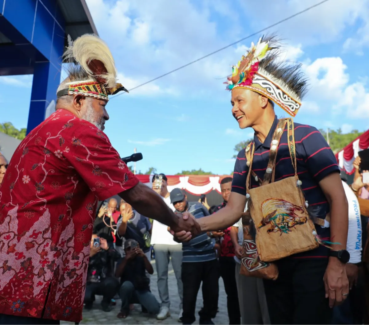 Temui Tokoh Adat di Jayapura, Ganjar Diangkat Jadi Keluarga Hingga Didoakan Presiden 2024