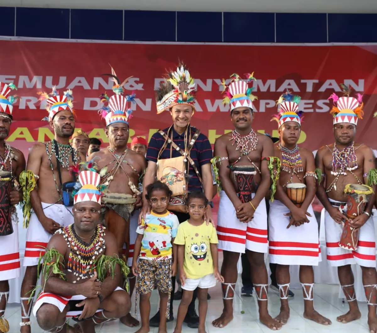 Temui Tokoh Adat di Jayapura, Ganjar Diangkat Jadi Keluarga Hingga Didoakan Presiden 2024
