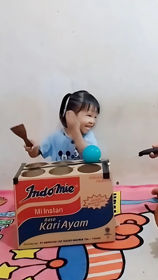 Kreatif! Ayah Bikin Mainan Gebuk Katak Seperti di Mal dari Kardus