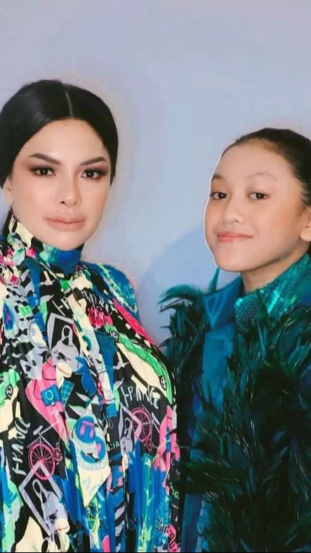 8 Potret Kedekatan Lolly dengan Nikita Mirzani Sebelum Dicoret dari Kartu Keluarga