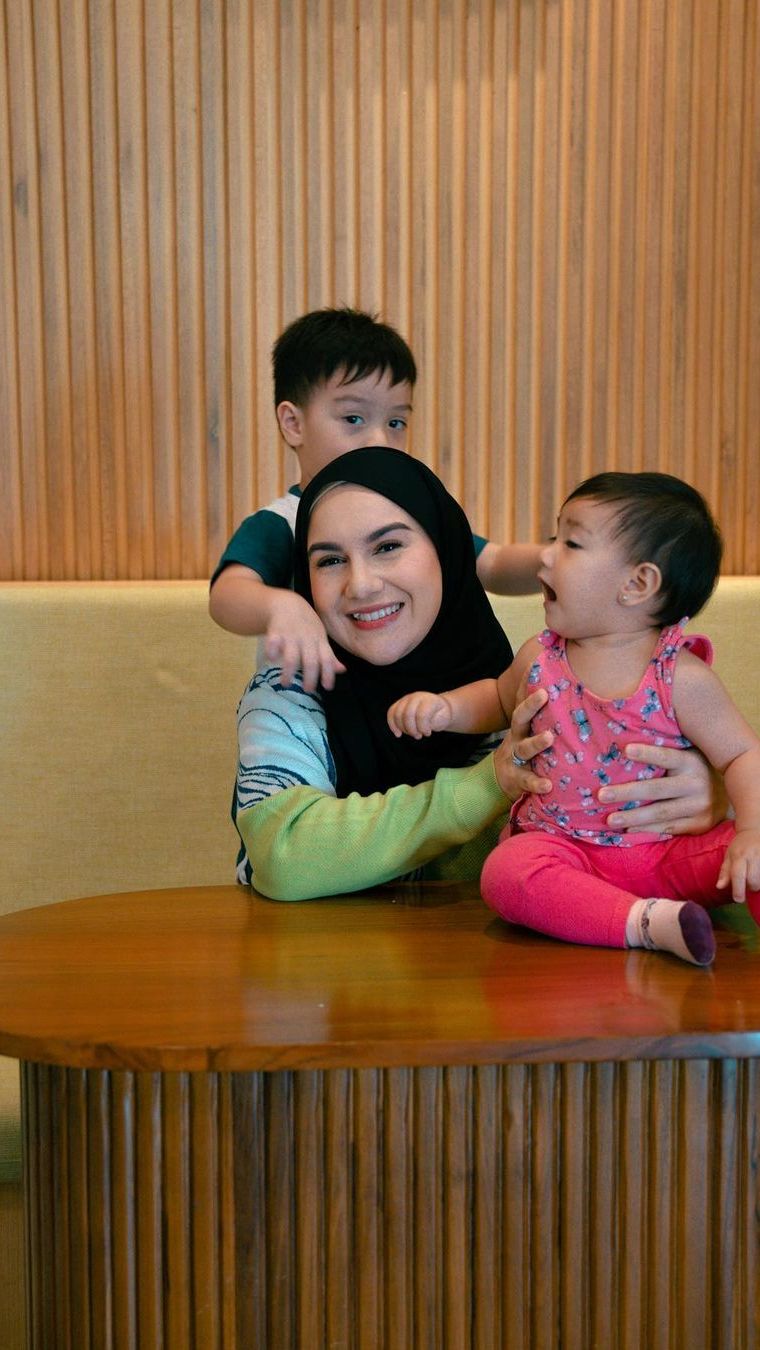10 Potret Ketegaran Irish Bella Asuh 2 Anak Tanpa Ammar Zoni