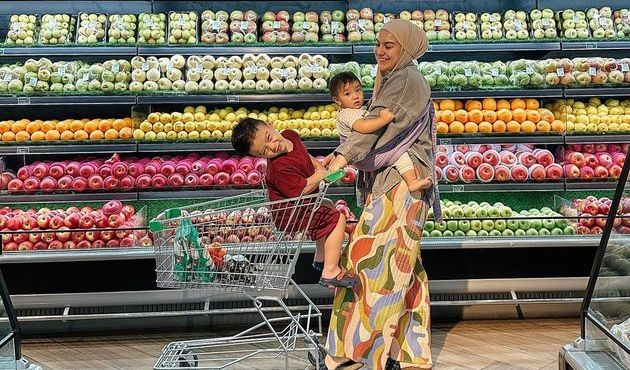 Irish berjuang sendiri mengasuh anaknya