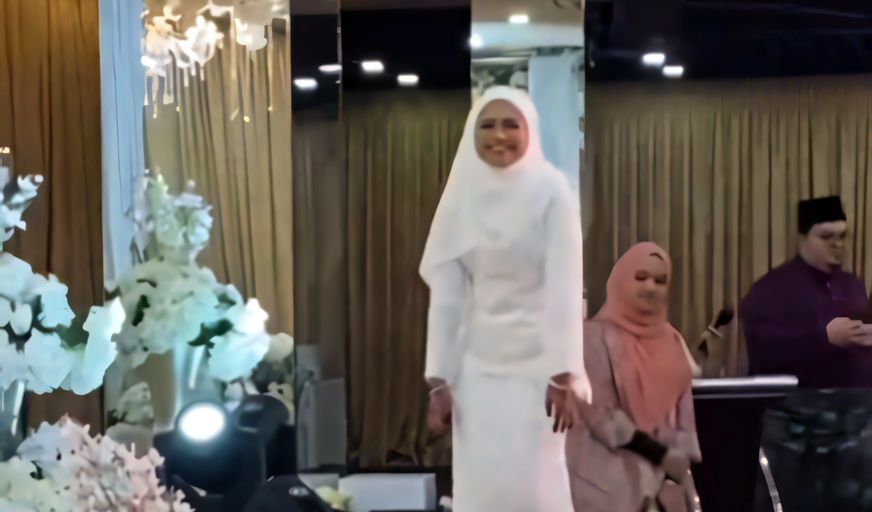 Lupa Kalau Sudah Tidak Jadi MC