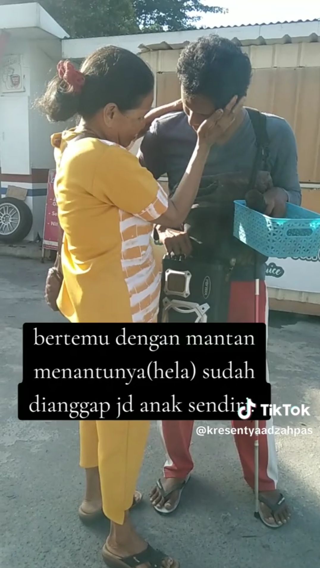 Momen Haru Wanita Bertemu Mantan Menantunya, Langsung Dipeluk bak Anak Kandung