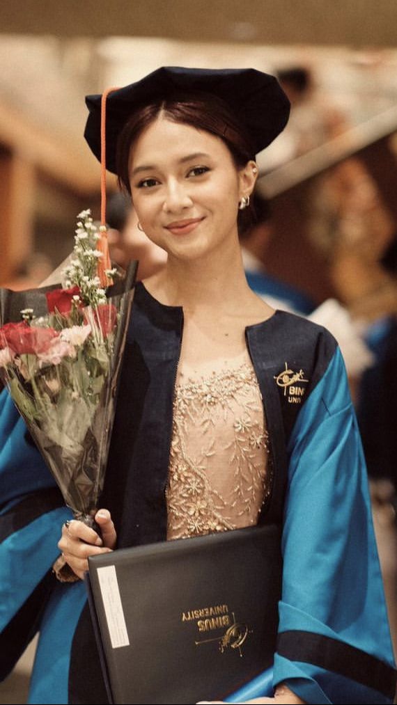 Rahmania Astrini baru saja wisuda sebagai Sarjana Ilmu Komunikasi dari BINUS University.
