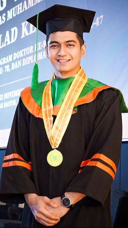 Teuku Ryan akhirnya berhasil menyelesaikan pendidikan S2 di Universitas Muhammadiyah Jakarta. Sayangnya, Ryan terlihat sendiri. Momen itu tidak ditemani istri tercinta, Ria Ricis.